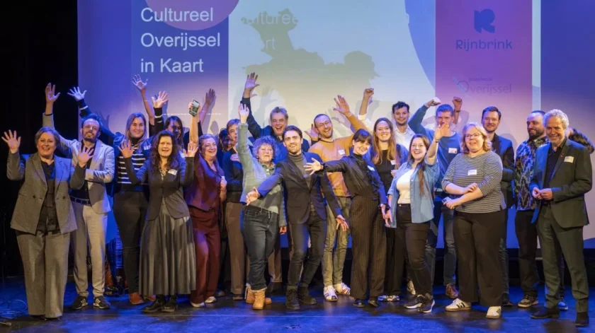 Alle mensen die meewerkten aan Cultureel Overijssel in Kaart juichend op het podium